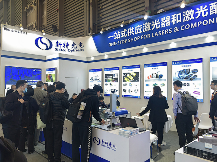 新特光電工作人員態(tài)度熱情、專業(yè)、耐心地向觀眾們講解產(chǎn)品的性能參數(shù)