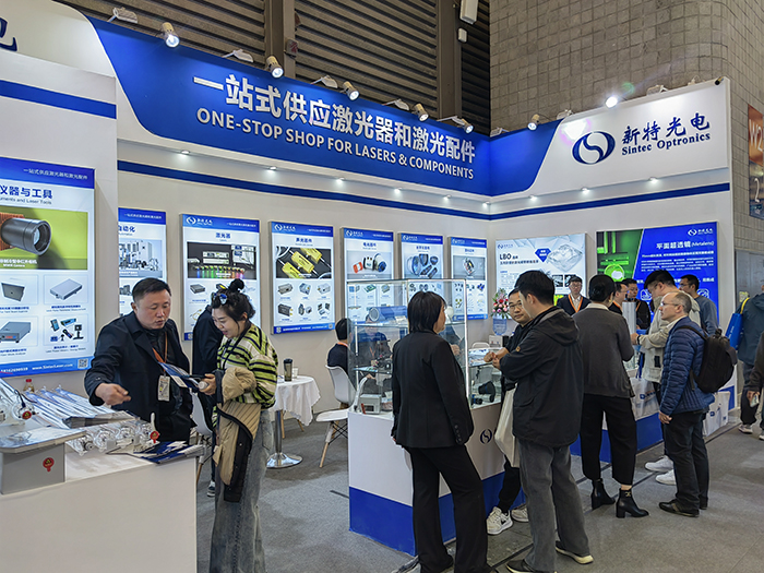 新特光電工作人員態(tài)度熱情、專業(yè)、耐心地向觀眾們講解產(chǎn)品的性能參數(shù)